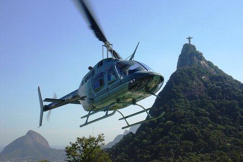 Met een helicopter vliegen boven Rio de Janeiro